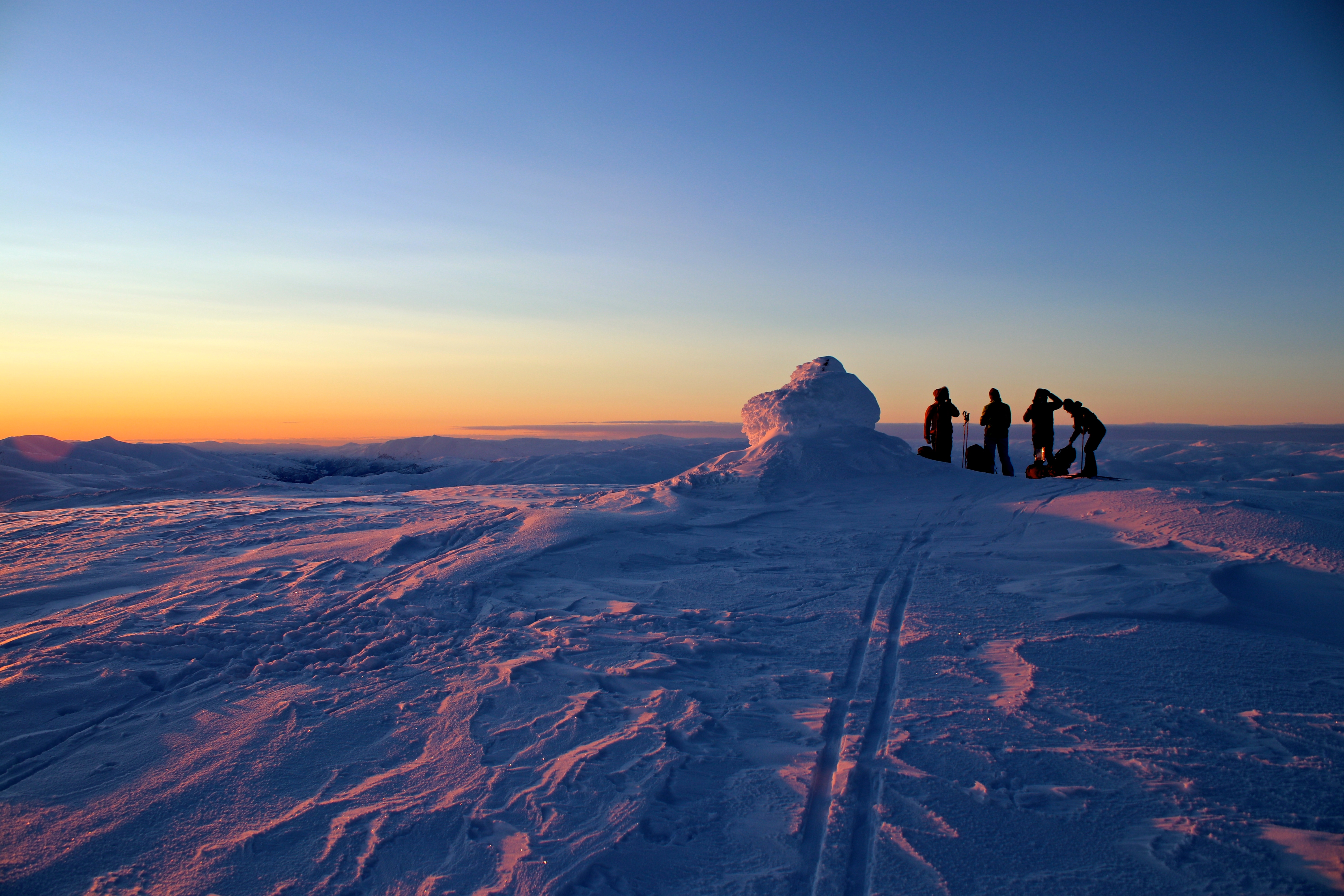 Øykjafonn (1.604 moh) i flott solnedgang. Toppen har fantastisk utsikt ut mot Voss gjennom Raundalen med omliggende topper.
