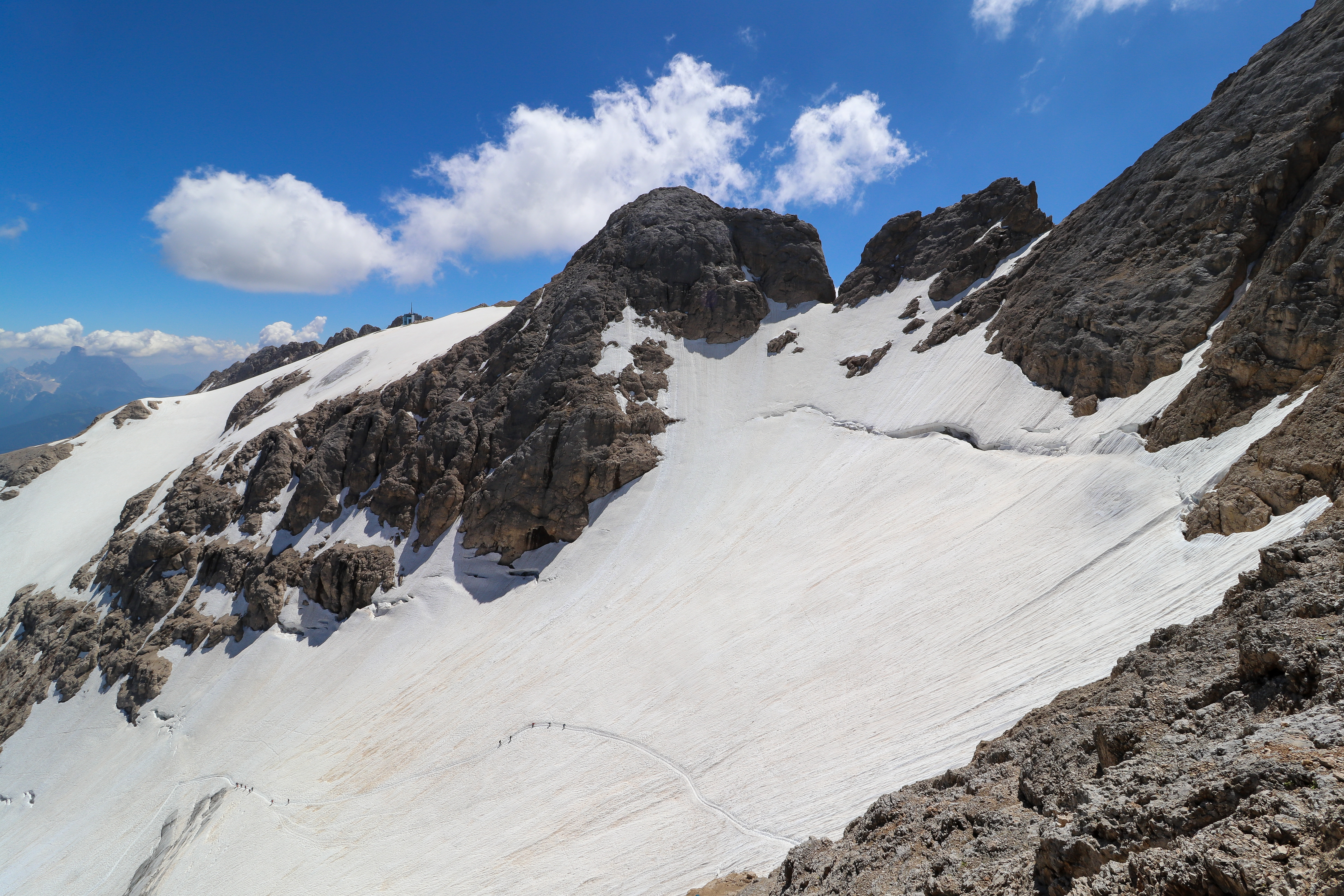 Ghiacciaio della Marmolada er den siste gjenværende  bre i Dolomittene og ligger i fjellmassivet Marmolada.