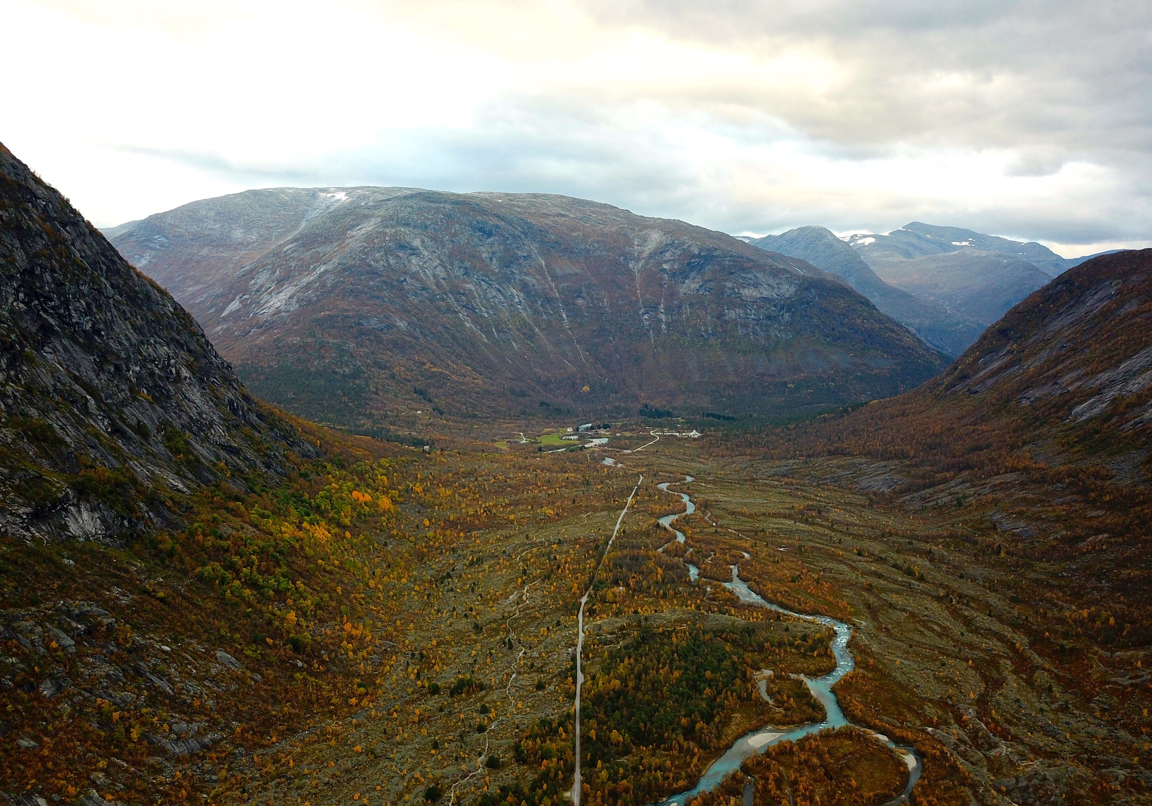 Nigard i Jostedalen. Vangsen (1.757 moh) bak til høyre.