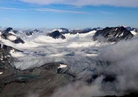 Memurutindtraversen følger Austre Memurubrean rundt.